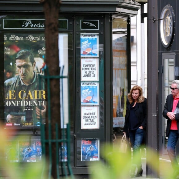 Exclusif - Alain Delon et Valérie Trierweiler sortent du restaurant "Le Berkeley" à Paris le 1er juillet 2017.