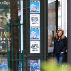 Exclusif - Alain Delon et Valérie Trierweiler sortent du restaurant "Le Berkeley" à Paris le 1er juillet 2017.