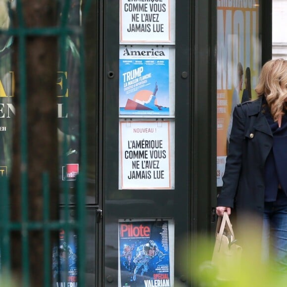 Exclusif - Alain Delon et Valérie Trierweiler sortent du restaurant "Le Berkeley" à Paris le 1er juillet 2017.