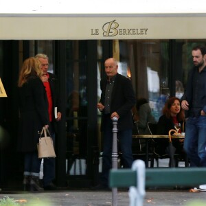 Exclusif - Alain Delon et Valérie Trierweiler sortent du restaurant "Le Berkeley" à Paris le 1er juillet 2017.