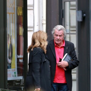 Exclusif - Alain Delon et Valérie Trierweiler sortent du restaurant "Le Berkeley" à Paris le 1er juillet 2017.