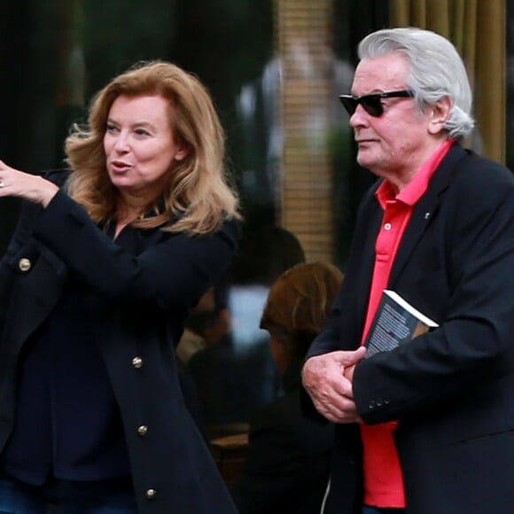 Exclusif - Alain Delon et Valérie Trierweiler sortent du restaurant "Le Berkeley" à Paris le 1er juillet 2017.