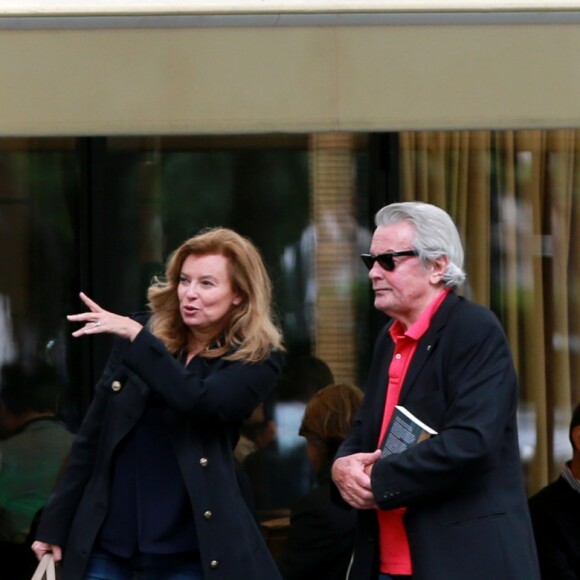 Exclusif - Alain Delon et Valérie Trierweiler sortent du restaurant "Le Berkeley" à Paris le 1er juillet 2017.