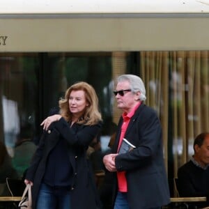 Exclusif - Alain Delon et Valérie Trierweiler sortent du restaurant "Le Berkeley" à Paris le 1er juillet 2017.