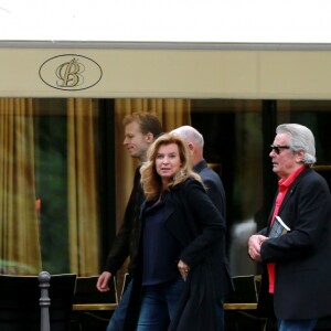 Exclusif - Alain Delon et Valérie Trierweiler sortent du restaurant "Le Berkeley" à Paris le 1er juillet 2017.