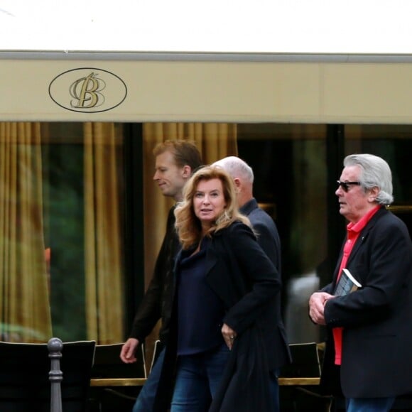 Exclusif - Alain Delon et Valérie Trierweiler sortent du restaurant "Le Berkeley" à Paris le 1er juillet 2017.