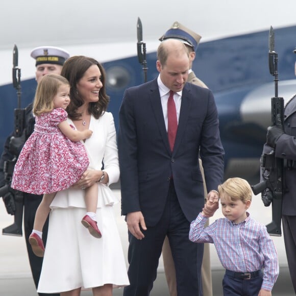 Kate Middleton et le prince William sont arrivés le 17 juillet 2017 à Varsovie avec leurs enfants le prince George et la princesse Charlotte de Cambridge pour une visite officielle de cinq jours en Pologne et en Allemagne.