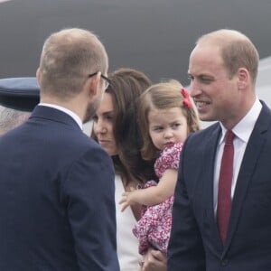 Kate Middleton et le prince William sont arrivés le 17 juillet 2017 à Varsovie avec leurs enfants le prince George et la princesse Charlotte de Cambridge pour une visite officielle de cinq jours en Pologne et en Allemagne.