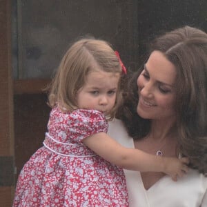 Kate Middleton et le prince William sont arrivés le 17 juillet 2017 à Varsovie avec leurs enfants le prince George et la princesse Charlotte de Cambridge pour une visite officielle de cinq jours en Pologne et en Allemagne.