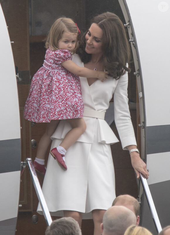 Kate Middleton et le prince William sont arrivés le 17 juillet 2017 à Varsovie avec leurs enfants le prince George et la princesse Charlotte de Cambridge pour une visite officielle de cinq jours en Pologne et en Allemagne.