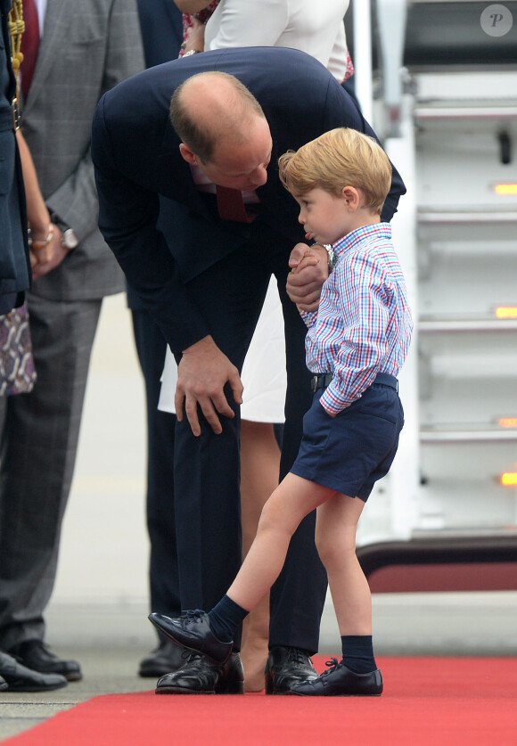 Kate Middleton et le prince William sont arrivés le 17 juillet 2017 à Varsovie avec leurs enfants le prince George et la princesse Charlotte de Cambridge pour une visite officielle de cinq jours en Pologne et en Allemagne.
