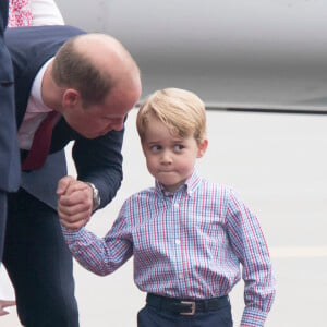 Kate Middleton et le prince William sont arrivés le 17 juillet 2017 à Varsovie avec leurs enfants le prince George et la princesse Charlotte de Cambridge pour une visite officielle de cinq jours en Pologne et en Allemagne.