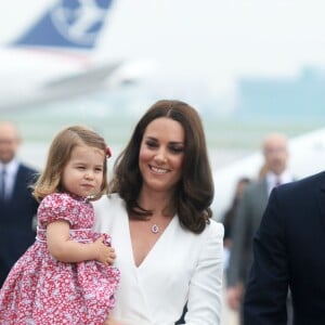 Kate Middleton et le prince William sont arrivés le 17 juillet 2017 à Varsovie avec leurs enfants le prince George et la princesse Charlotte de Cambridge pour une visite officielle de cinq jours en Pologne et en Allemagne.