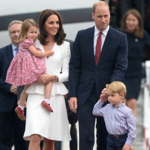 Kate Middleton et le prince William sont arrivés le 17 juillet 2017 à Varsovie avec leurs enfants le prince George et la princesse Charlotte de Cambridge pour une visite officielle de cinq jours en Pologne et en Allemagne.