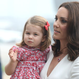 Kate Middleton et le prince William sont arrivés le 17 juillet 2017 à Varsovie avec leurs enfants le prince George et la princesse Charlotte de Cambridge pour une visite officielle de cinq jours en Pologne et en Allemagne.