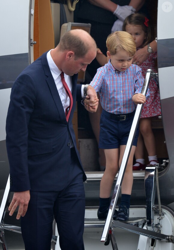 Kate Middleton et le prince William sont arrivés le 17 juillet 2017 à Varsovie avec leurs enfants le prince George et la princesse Charlotte de Cambridge pour une visite officielle de cinq jours en Pologne et en Allemagne.