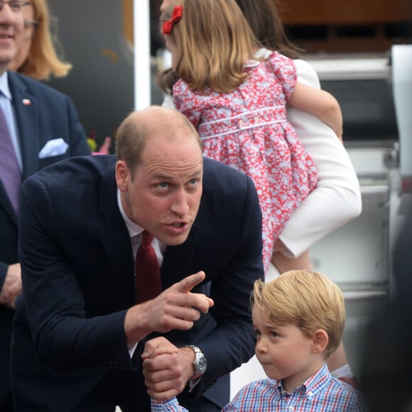 Kate Middleton et le prince William sont arrivés le 17 juillet 2017 à Varsovie avec leurs enfants le prince George et la princesse Charlotte de Cambridge pour une visite officielle de cinq jours en Pologne et en Allemagne.