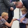 Kate Middleton et le prince William sont arrivés le 17 juillet 2017 à Varsovie avec leurs enfants le prince George, qui serre ici la main d'une officielle lui souhaitant la bienvenue, et la princesse Charlotte de Cambridge pour une visite officielle de cinq jours en Pologne et en Allemagne.