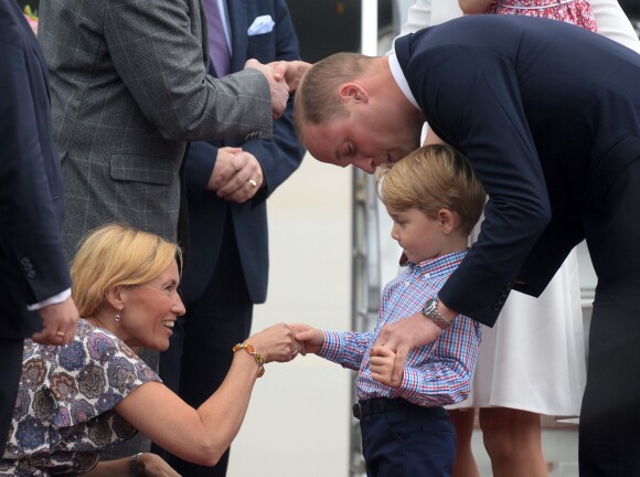 Kate Middleton et le prince William sont arrivés le 17 juillet 2017 à Varsovie avec leurs enfants le prince George, qui serre ici la main d'une officielle lui souhaitant la bienvenue, et la princesse Charlotte de Cambridge pour une visite officielle de cinq jours en Pologne et en Allemagne.