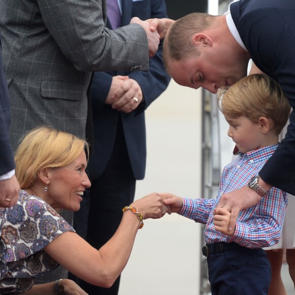 Kate Middleton et le prince William sont arrivés le 17 juillet 2017 à Varsovie avec leurs enfants le prince George, qui serre ici la main d'une officielle lui souhaitant la bienvenue, et la princesse Charlotte de Cambridge pour une visite officielle de cinq jours en Pologne et en Allemagne.