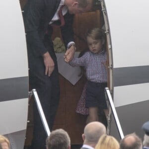 Kate Middleton et le prince William sont arrivés le 17 juillet 2017 à Varsovie avec leurs enfants le prince George et la princesse Charlotte de Cambridge pour une visite officielle de cinq jours en Pologne et en Allemagne.