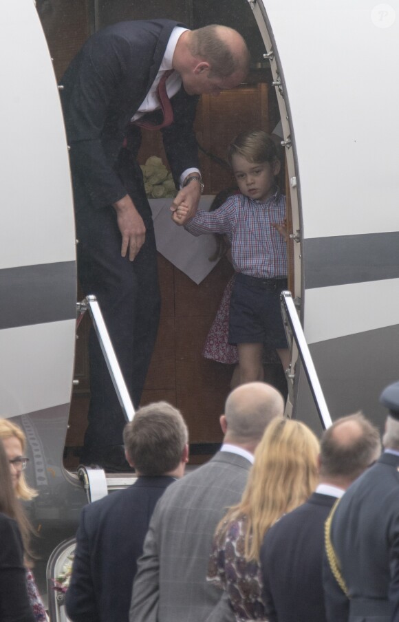 Kate Middleton et le prince William sont arrivés le 17 juillet 2017 à Varsovie avec leurs enfants le prince George et la princesse Charlotte de Cambridge pour une visite officielle de cinq jours en Pologne et en Allemagne.