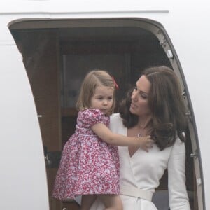 Kate Middleton et le prince William sont arrivés le 17 juillet 2017 à Varsovie avec leurs enfants le prince George et la princesse Charlotte de Cambridge pour une visite officielle de cinq jours en Pologne et en Allemagne.