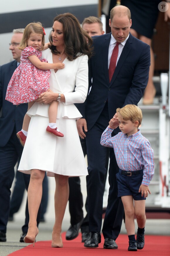 Kate Middleton et le prince William sont arrivés le 17 juillet 2017 à Varsovie avec leurs enfants le prince George et la princesse Charlotte de Cambridge pour une visite officielle de cinq jours en Pologne et en Allemagne.