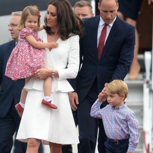 Kate Middleton et le prince William sont arrivés le 17 juillet 2017 à Varsovie avec leurs enfants le prince George et la princesse Charlotte de Cambridge pour une visite officielle de cinq jours en Pologne et en Allemagne.