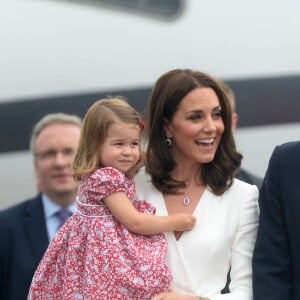 Kate Middleton et le prince William sont arrivés le 17 juillet 2017 à Varsovie avec leurs enfants le prince George et la princesse Charlotte de Cambridge pour une visite officielle de cinq jours en Pologne et en Allemagne.