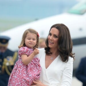 Kate Middleton et le prince William sont arrivés le 17 juillet 2017 à Varsovie avec leurs enfants le prince George et la princesse Charlotte de Cambridge pour une visite officielle de cinq jours en Pologne et en Allemagne.