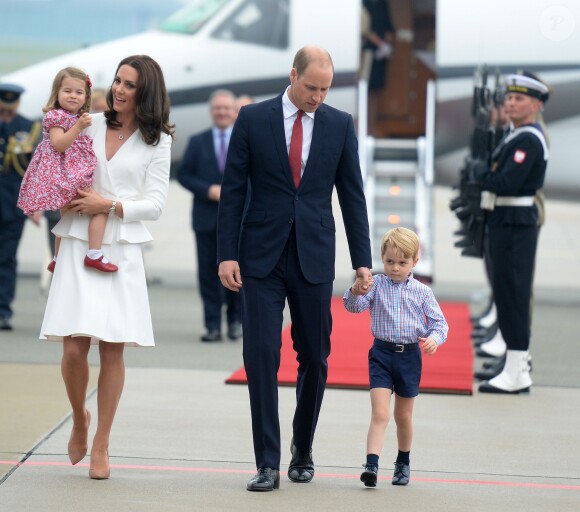 Kate Middleton et le prince William sont arrivés le 17 juillet 2017 à Varsovie avec leurs enfants le prince George et la princesse Charlotte de Cambridge pour une visite officielle de cinq jours en Pologne et en Allemagne.