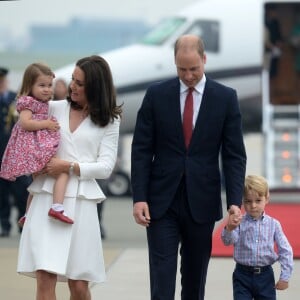 Kate Middleton et le prince William sont arrivés le 17 juillet 2017 à Varsovie avec leurs enfants le prince George et la princesse Charlotte de Cambridge pour une visite officielle de cinq jours en Pologne et en Allemagne.