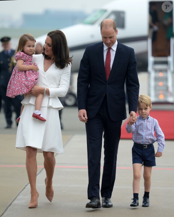 Kate Middleton et le prince William sont arrivés le 17 juillet 2017 à Varsovie avec leurs enfants le prince George et la princesse Charlotte de Cambridge pour une visite officielle de cinq jours en Pologne et en Allemagne.