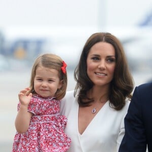 Kate Middleton et le prince William sont arrivés le 17 juillet 2017 à Varsovie avec leurs enfants le prince George et la princesse Charlotte de Cambridge pour une visite officielle de cinq jours en Pologne et en Allemagne.