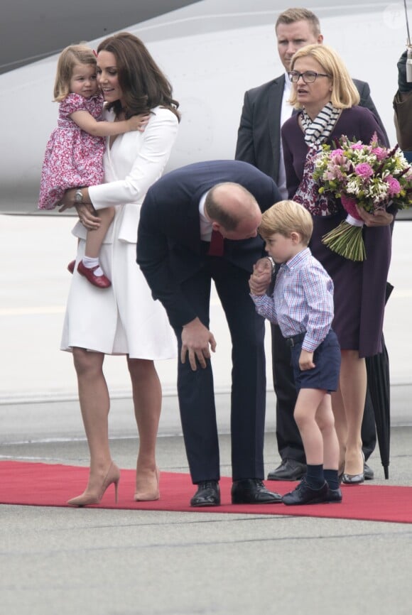 Kate Middleton et le prince William sont arrivés le 17 juillet 2017 à Varsovie avec leurs enfants le prince George et la princesse Charlotte de Cambridge pour une visite officielle de cinq jours en Pologne et en Allemagne.