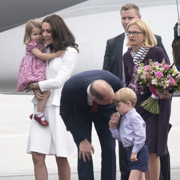 Kate Middleton et le prince William sont arrivés le 17 juillet 2017 à Varsovie avec leurs enfants le prince George et la princesse Charlotte de Cambridge pour une visite officielle de cinq jours en Pologne et en Allemagne.