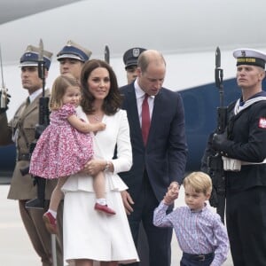 Kate Middleton et le prince William sont arrivés le 17 juillet 2017 à Varsovie avec leurs enfants le prince George et la princesse Charlotte de Cambridge pour une visite officielle de cinq jours en Pologne et en Allemagne.