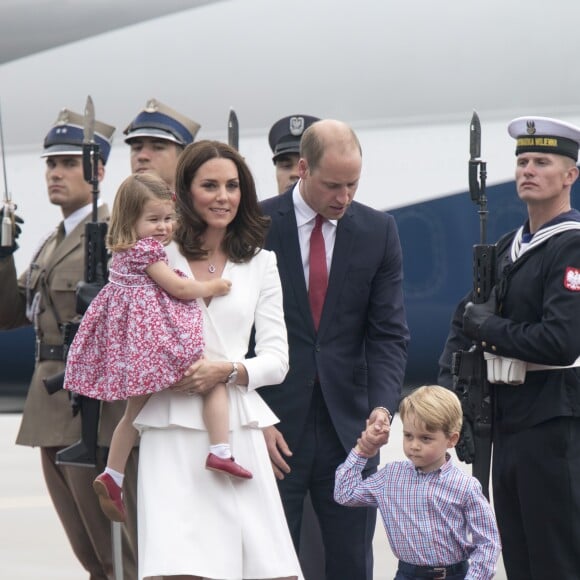 Kate Middleton et le prince William sont arrivés le 17 juillet 2017 à Varsovie avec leurs enfants le prince George et la princesse Charlotte de Cambridge pour une visite officielle de cinq jours en Pologne et en Allemagne.