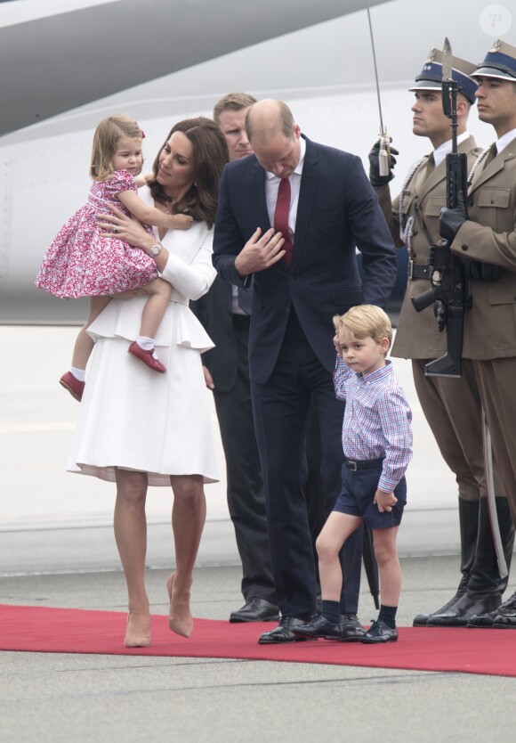 Kate Middleton et le prince William sont arrivés le 17 juillet 2017 à Varsovie avec leurs enfants le prince George et la princesse Charlotte de Cambridge pour une visite officielle de cinq jours en Pologne et en Allemagne.