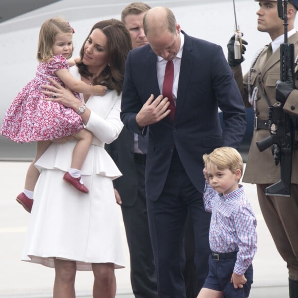 Kate Middleton et le prince William sont arrivés le 17 juillet 2017 à Varsovie avec leurs enfants le prince George et la princesse Charlotte de Cambridge pour une visite officielle de cinq jours en Pologne et en Allemagne.