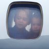George et Charlotte de Cambridge, intrigués, au hublot de l'avion privé après l'atterrissage à l'aéroport de Varsovie. Kate Middleton et le prince William sont arrivés le 17 juillet 2017 à Varsovie avec leurs enfants le prince George et la princesse Charlotte de Cambridge pour une visite officielle de cinq jours en Pologne et en Allemagne.