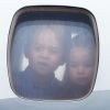 George et Charlotte de Cambridge, curieux, au hublot de l'avion privé après l'atterrissage à l'aéroport de Varsovie. Kate Middleton et le prince William sont arrivés le 17 juillet 2017 à Varsovie avec leurs enfants le prince George et la princesse Charlotte de Cambridge pour une visite officielle de cinq jours en Pologne et en Allemagne.