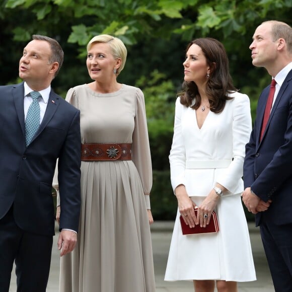 Kate Middleton et le prince William, duc et duchesse de Cambridge, ont été accueillis le 17 juillet 2017 au palais du Belvédère à Varsovie, leur résidence pendant leur visite officielle en Pologne, par le président Andrzej Duda et son épouse Agata.