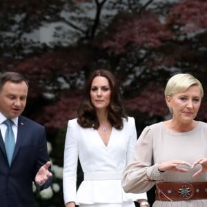 Kate Middleton et le prince William, duc et duchesse de Cambridge, ont été accueillis le 17 juillet 2017 au palais du Belvédère à Varsovie, leur résidence pendant leur visite officielle en Pologne, par le président Andrzej Duda et son épouse Agata.