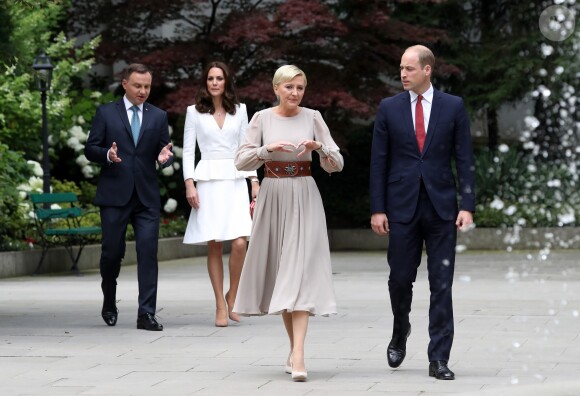 Kate Middleton et le prince William, duc et duchesse de Cambridge, ont été accueillis le 17 juillet 2017 au palais du Belvédère à Varsovie, leur résidence pendant leur visite officielle en Pologne, par le président Andrzej Duda et son épouse Agata.
