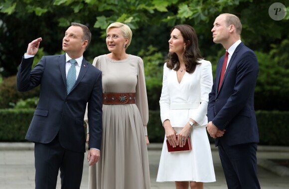 Kate Middleton et le prince William, duc et duchesse de Cambridge, ont été accueillis le 17 juillet 2017 au palais du Belvédère à Varsovie, leur résidence pendant leur visite officielle en Pologne, par le président Andrzej Duda et son épouse Agata.