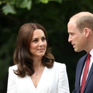 Kate Middleton et le prince William, duc et duchesse de Cambridge, ont été accueillis le 17 juillet 2017 au palais du Belvédère à Varsovie, leur résidence pendant leur visite officielle en Pologne, par le président Andrzej Duda et son épouse Agata.