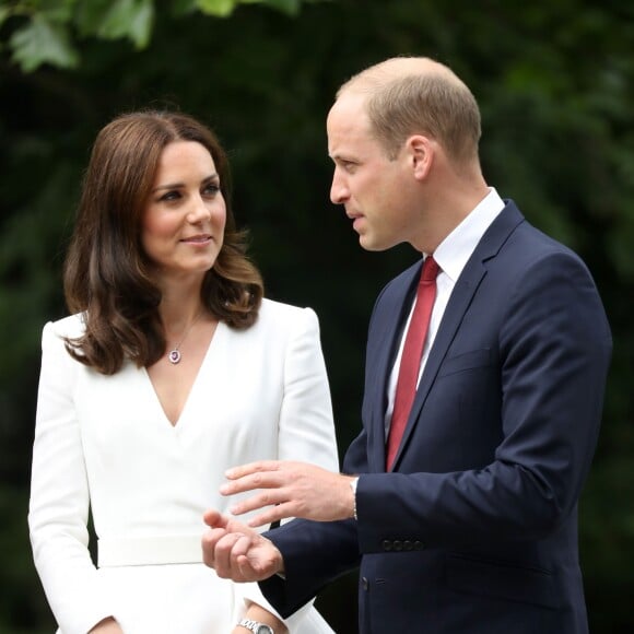 Kate Middleton et le prince William, duc et duchesse de Cambridge, ont été accueillis le 17 juillet 2017 au palais du Belvédère à Varsovie, leur résidence pendant leur visite officielle en Pologne, par le président Andrzej Duda et son épouse Agata.