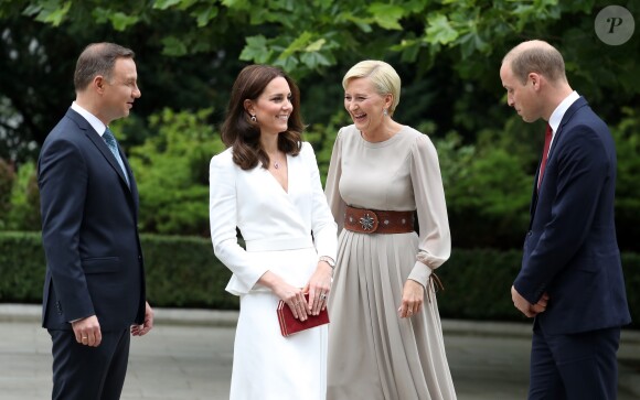 Kate Middleton et le prince William, duc et duchesse de Cambridge, ont été accueillis le 17 juillet 2017 au palais du Belvédère à Varsovie, leur résidence pendant leur visite officielle en Pologne, par le président Andrzej Duda et son épouse Agata.